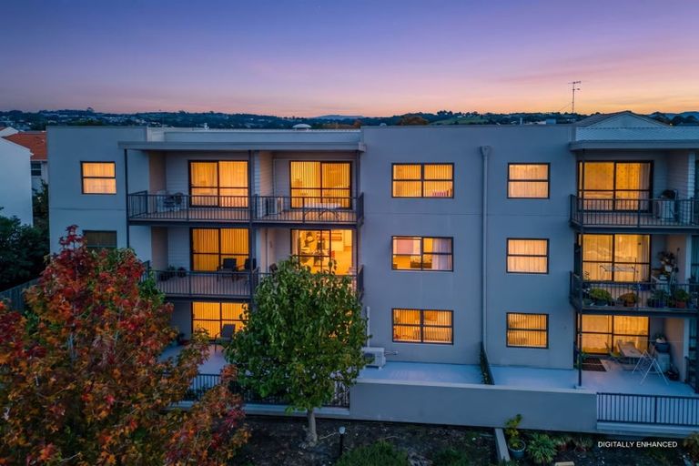 Photo of property in 2/124 Stancombe Road, Flat Bush, Auckland, 2016