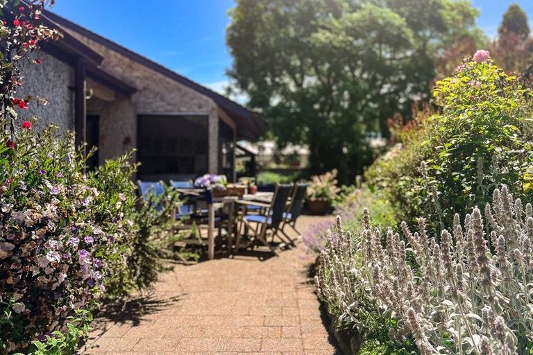 Photo of property in 11 Walnut Grove, Waikanae, 5036