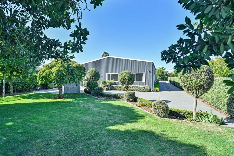 Photo of property in 28 Pitt Street, Clive, 4102
