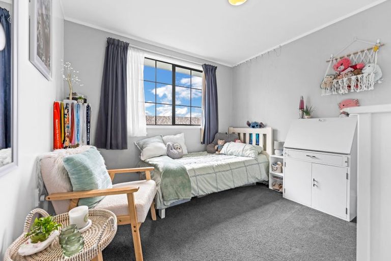 Photo of property in 3 Denarius Lane, Glendene, Auckland, 0602