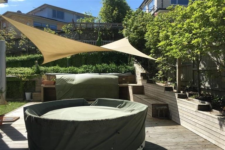 Photo of property in 12 Bintulu Place, Fairview Heights, Auckland, 0632