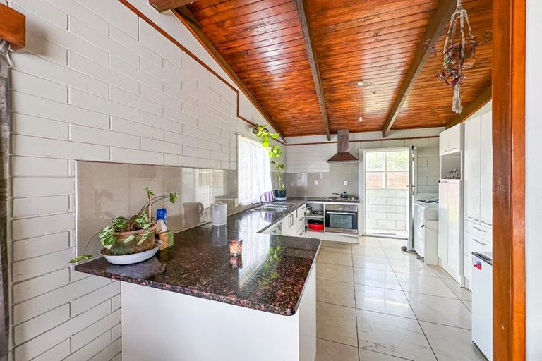 Photo of property in 10 Sealand Place, Mangere Bridge, Auckland, 2022