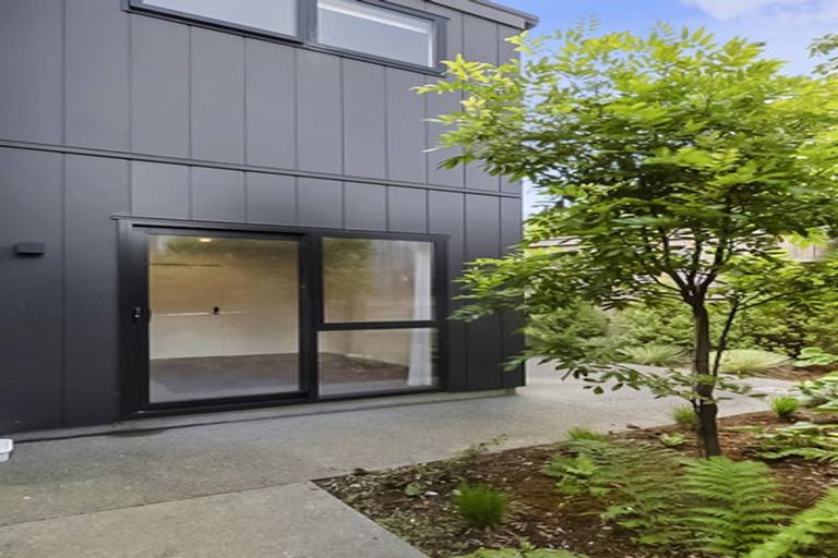 Photo of property in 30c Waiwaka Terrace, Strandon, New Plymouth, 4312