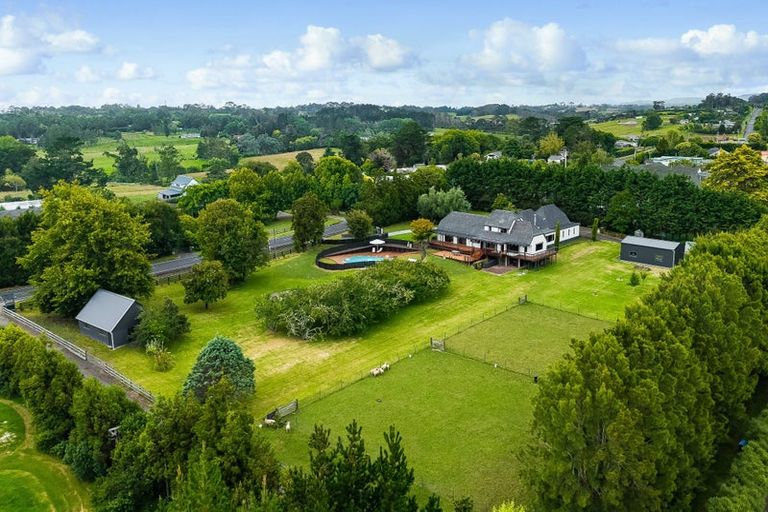 Photo of property in 132 Taupaki Road, Taupaki, Henderson, 0782