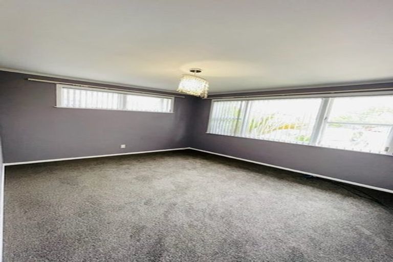 Photo of property in 106 Cobham Crescent, Kelston, Auckland, 0602