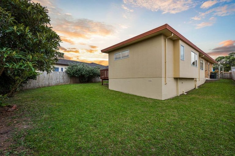 Photo of property in 13 Ginders Drive, Massey, Auckland, 0614