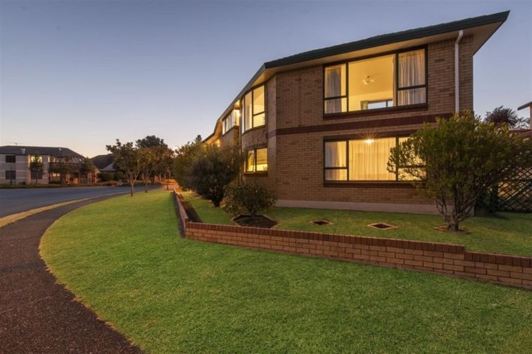 Photo of property in 8 Vinograd Drive, Te Atatu Peninsula, Auckland, 0610