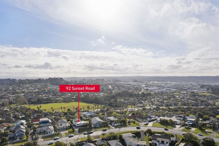 Photo of property in 92 Sunset Road, Unsworth Heights, Auckland, 0632