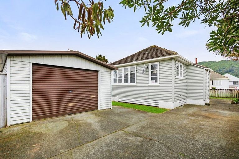 Photo of property in 1 Strand Crescent, Naenae, Lower Hutt, 5011