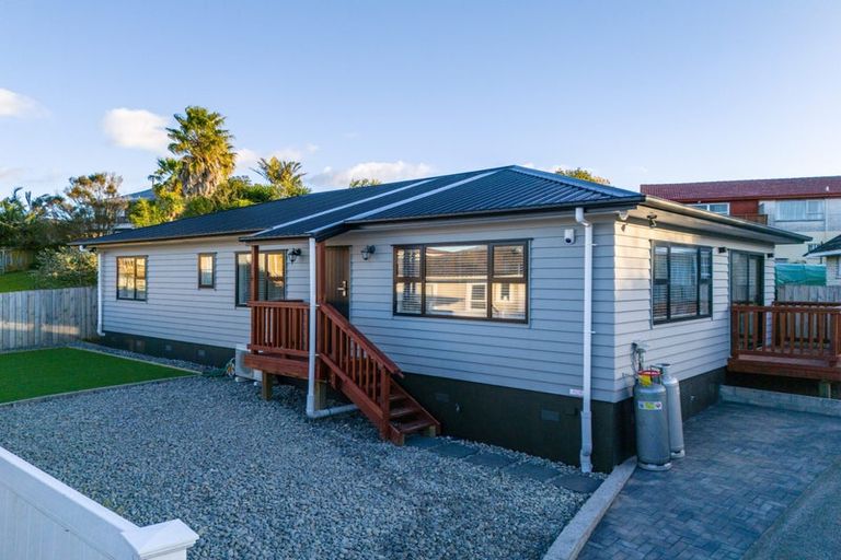 Photo of property in 18a Lydford Place, Glendene, Auckland, 0602