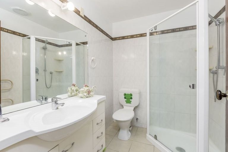 Photo of property in 20 Unsworth Drive, Unsworth Heights, Auckland, 0632