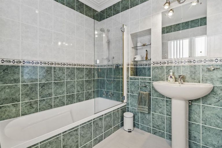 Photo of property in 1/345a Wairau Road, Totara Vale, Auckland, 0629