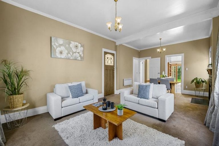 Photo of property in 27 Oxford Street, Fairfield, Hamilton, 3214