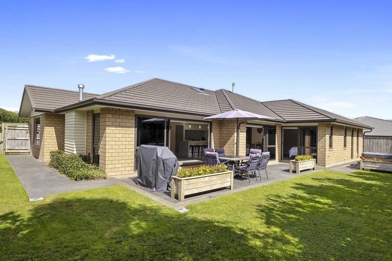 Photo of property in 12 Anderson Way, Highlands Park, New Plymouth, 4312