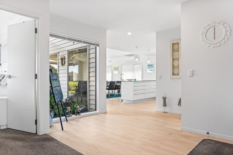 Photo of property in 9 Kamahi Place, One Tree Point, 0118