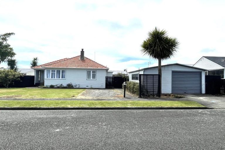 Photo of property in 4 Holford Street, Westown, New Plymouth, 4310