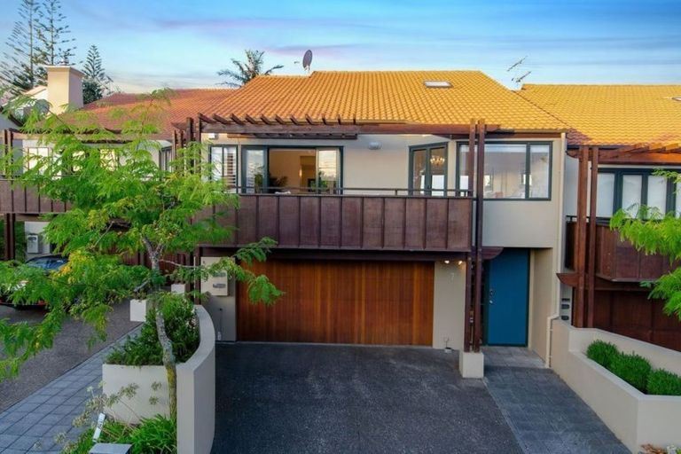 Photo of property in 7/8 Tobago Place, Sunnynook, Auckland, 0620