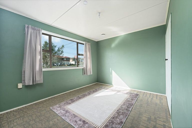 Photo of property in 86 Flanshaw Road, Te Atatu South, Auckland, 0610