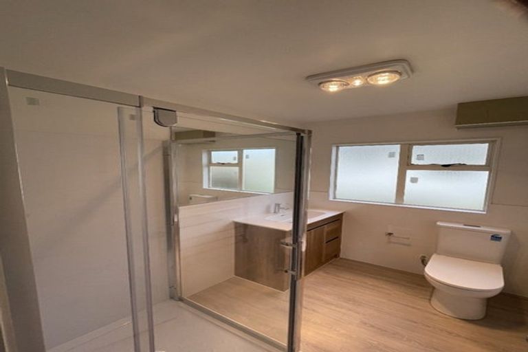 Photo of property in 21 Chilcott Road, Henderson, Auckland, 0612