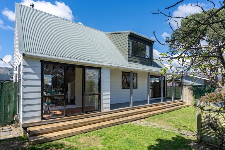 Photo of property in 25 Tobys Way, Waikanae Beach, Waikanae, 5036
