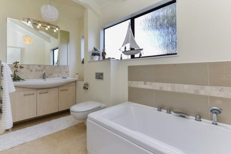 Photo of property in 22 Arran Road, Browns Bay, Auckland, 0630