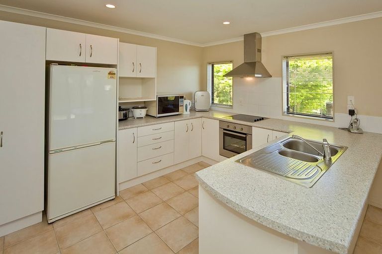 Photo of property in 3 Jomard Terrace, Northcross, Auckland, 0632