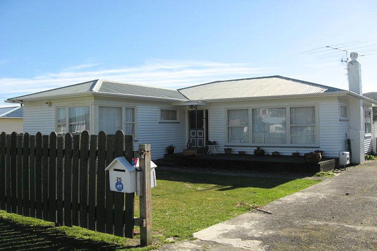 Photo of property in 25 Ruthven Road, Wainuiomata, Lower Hutt, 5014