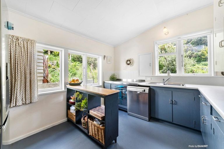 Photo of property in 120 Sutherland Road, Melrose, Wellington, 6023