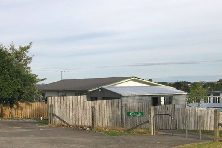 Photo of property in 28 Hueglow Rise, West Harbour, Auckland, 0618