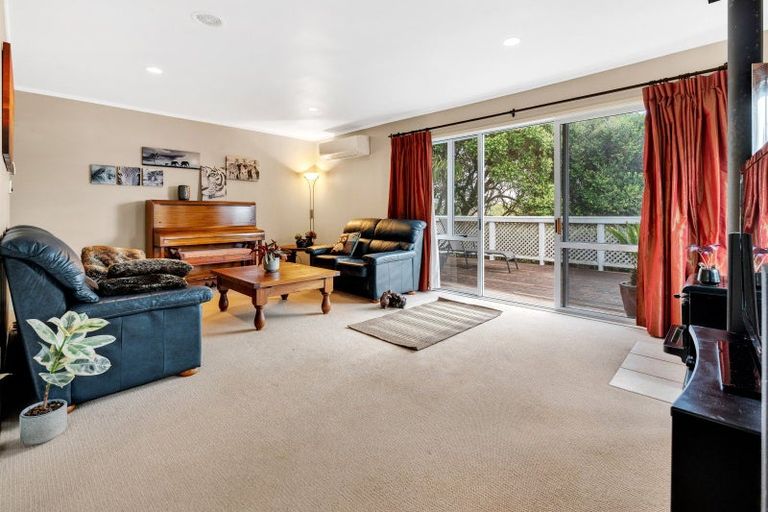 Photo of property in 31 Robbies Road, Shelly Park, Auckland, 2014