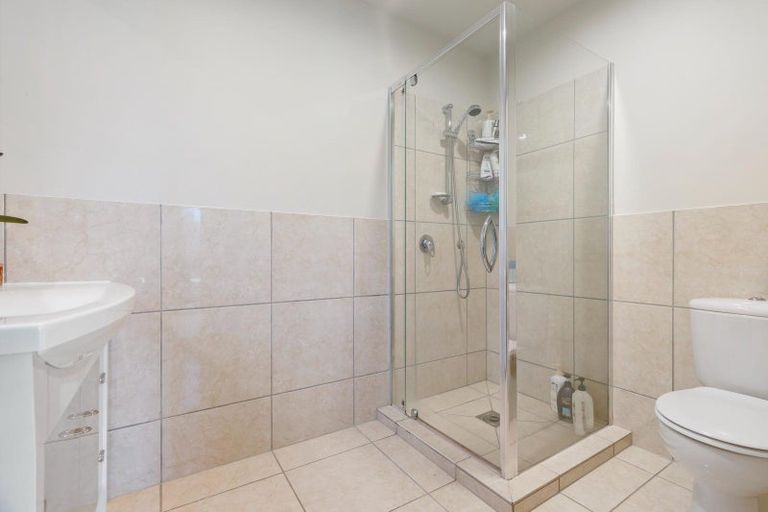 Photo of property in 17 Milward Place, Kelvin Heights, Queenstown, 9300