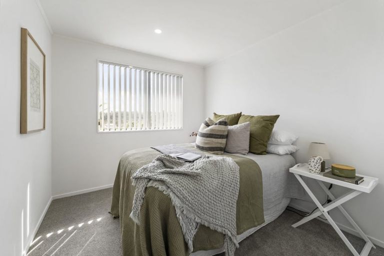 Photo of property in 8 Halloran Place, Massey, Auckland, 0614