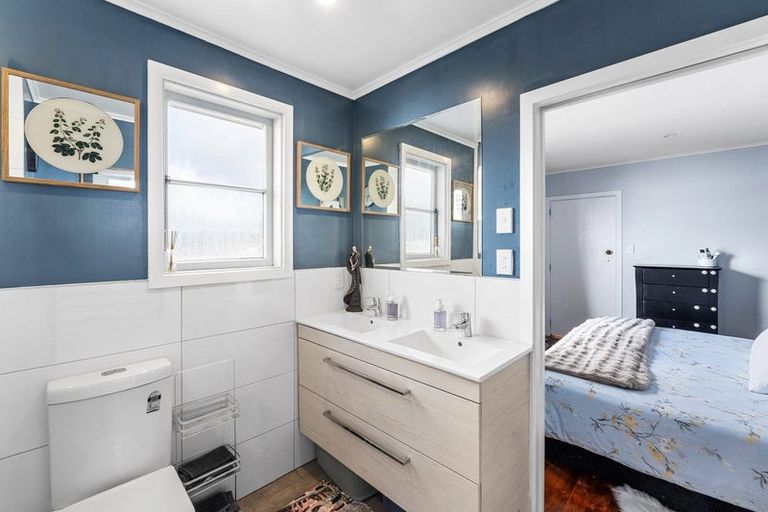 Photo of property in 184 Waimumu Road, Massey, Auckland, 0614