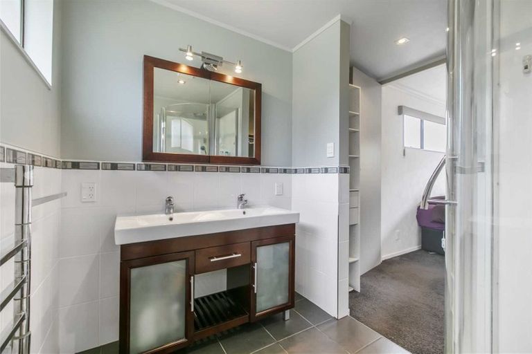 Photo of property in 12 Fitzherbert Avenue, West Harbour, Auckland, 0618
