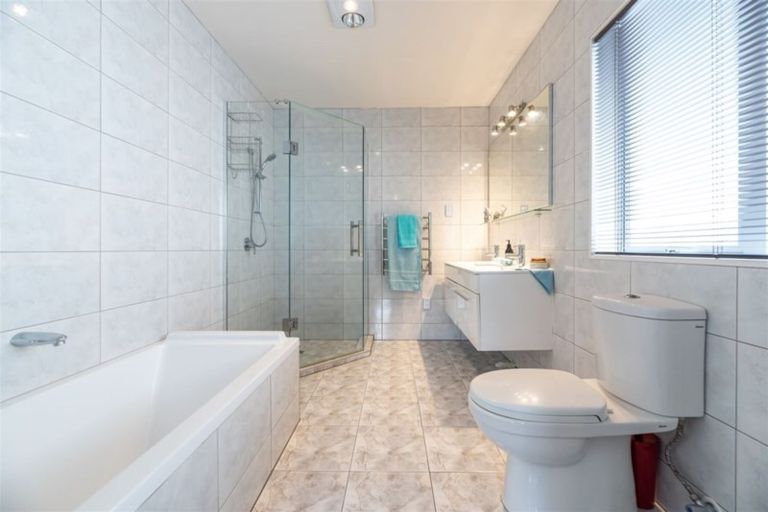 Photo of property in 92 Lake Panorama Drive, Henderson Valley, Auckland, 0612