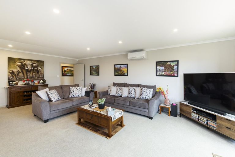 Photo of property in 34 Cyprus Place, Fitzherbert, Palmerston North, 4410