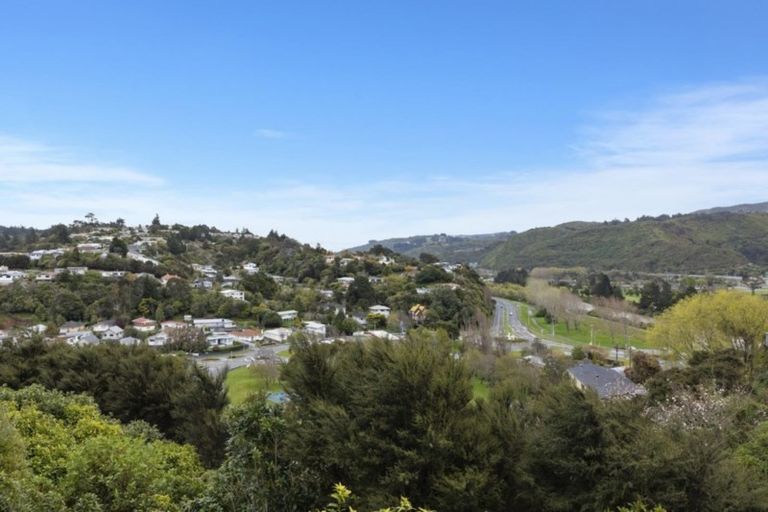 Photo of property in 26 Castle Crescent, Stokes Valley, Lower Hutt, 5019