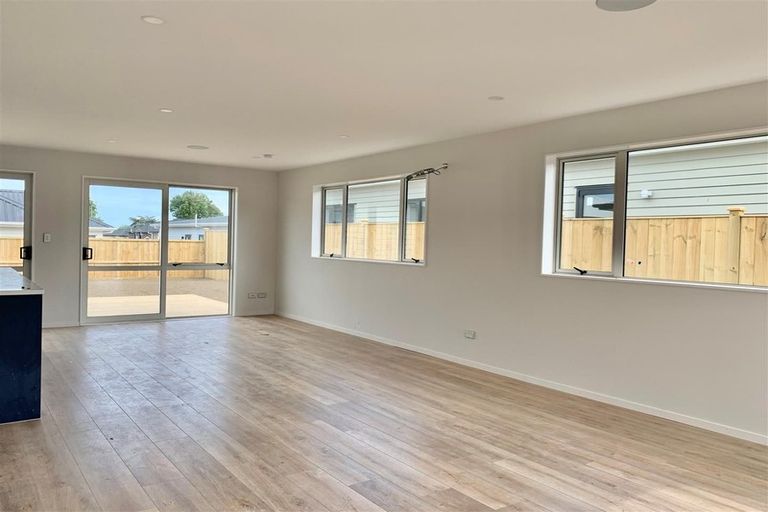 Photo of property in 16 Holcroft Street, Papakura, 2110