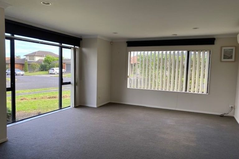 Photo of property in 2 Lissleton Drive, East Tamaki, Auckland, 2013