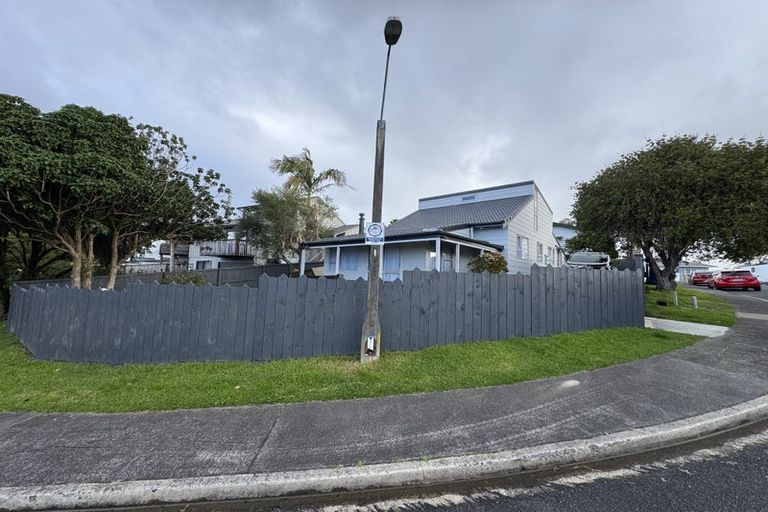 Photo of property in 1/3 Miraka Place, Birkenhead, Auckland, 0626