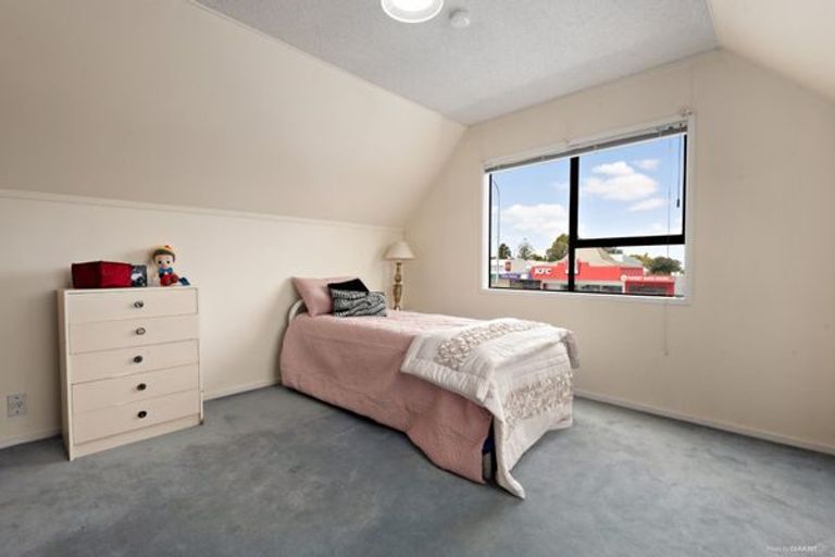 Photo of property in 1/216 Edmonton Road, Te Atatu South, Auckland, 0610