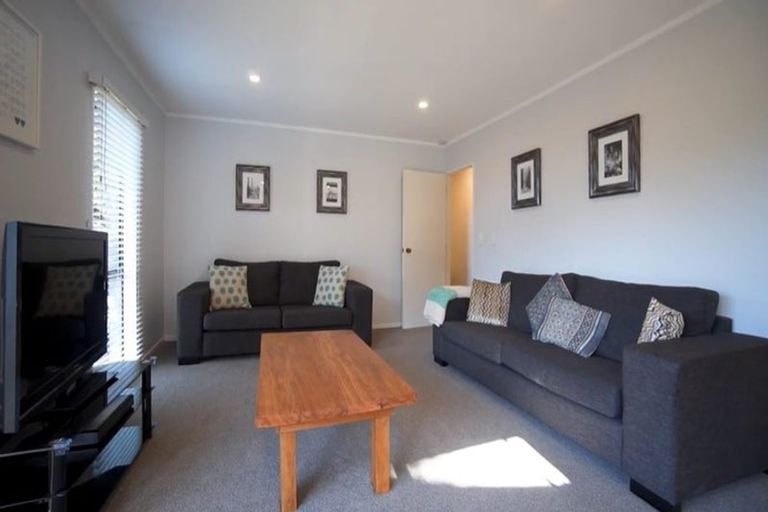Photo of property in 2/36 Greenvalley Rise, Glenfield, Auckland, 0629