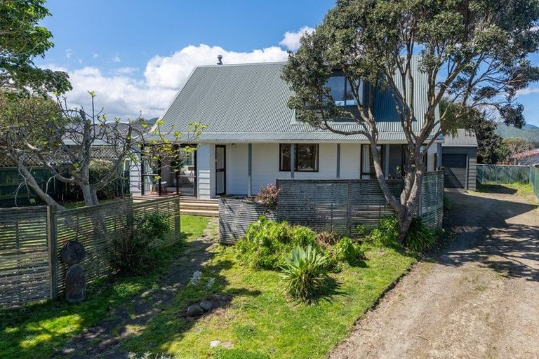 Photo of property in 25 Tobys Way, Waikanae Beach, Waikanae, 5036