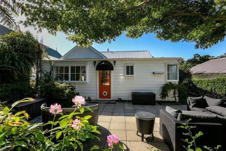 Photo of property in 18 Bracken Street, New Plymouth, 4310