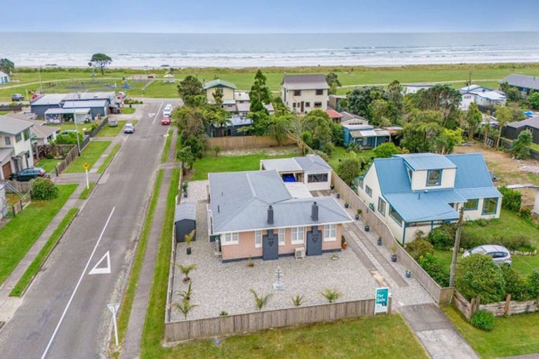 Photo of property in 20 Cook Street, Carters Beach, Westport, 7825