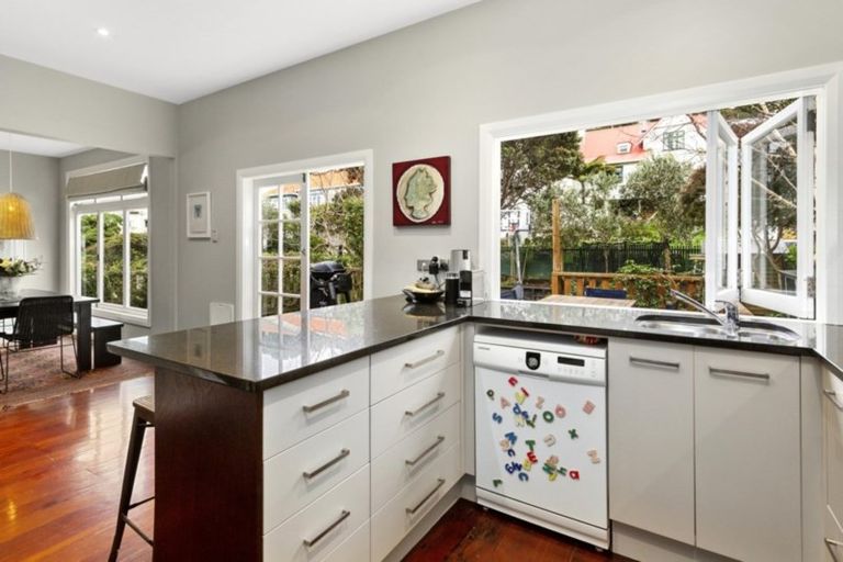 Photo of property in 18 Hohiria Road, Hataitai, Wellington, 6021