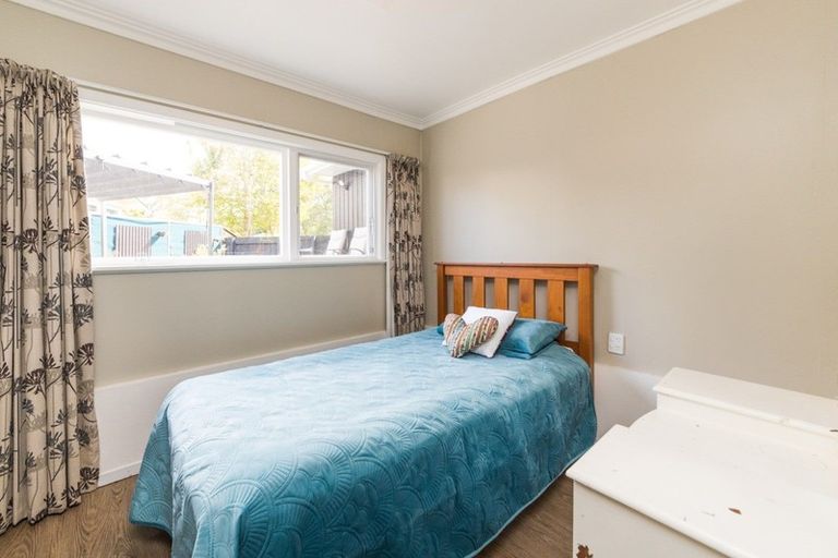 Photo of property in 11 Catlins Crescent, Milson, Palmerston North, 4414