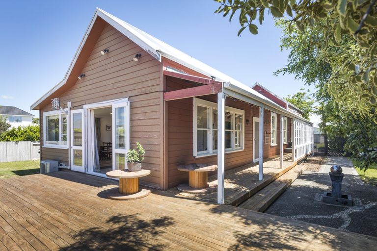 Photo of property in 7 Perrin Place, Kelvin Grove, Palmerston North, 4414