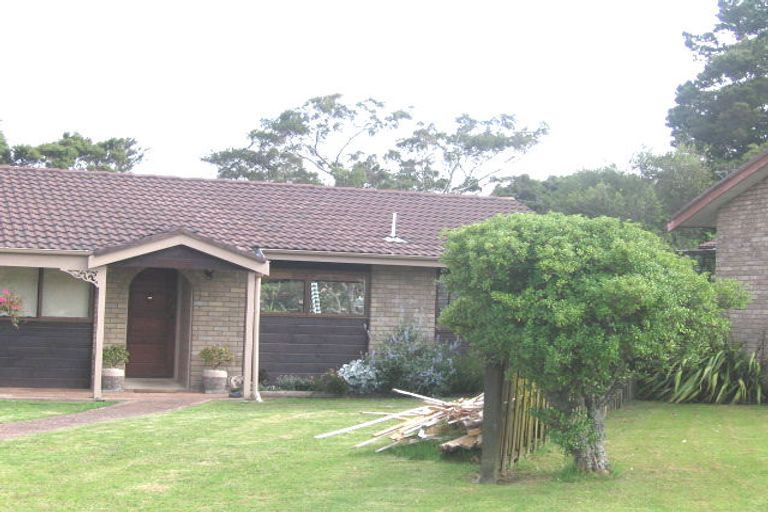 Photo of property in 1/16 Clare Place, Glenfield, Auckland, 0629