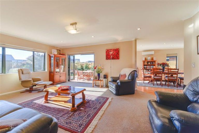 Photo of property in 44 Tennyson Avenue, Kelvin Grove, Palmerston North, 4414